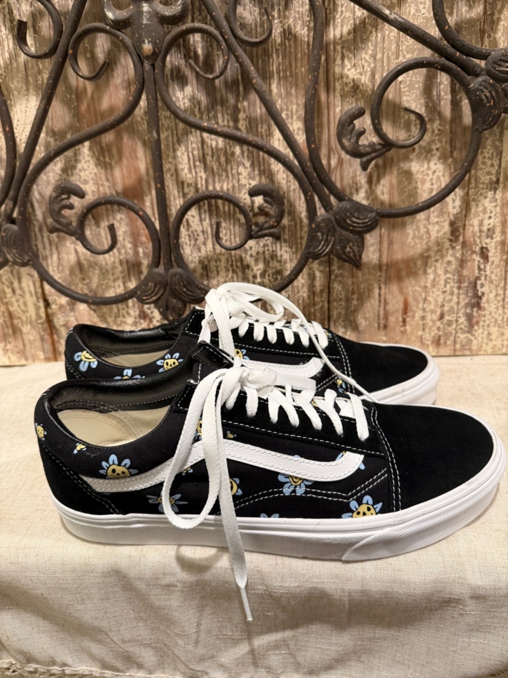 Vans Black Floral Old Skool Sneakers Blue Flowers 10 men 11.5 women new
